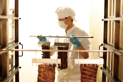 里山燻製工房のベーコンの製造風景