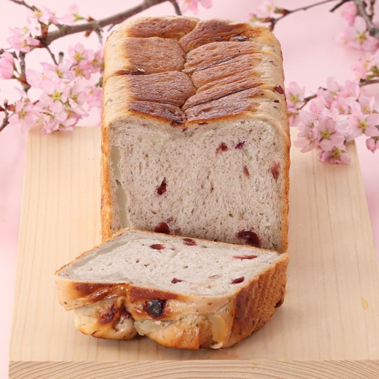 マーブル状に練り込んだ白あんの甘さと桜の香りがやさしく広がる、春だけのあん食パン。