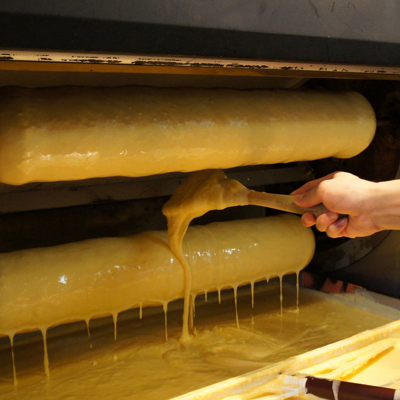 本場ドイツの伝統製法で生地を仕立て、 直火焼き窯で一層一層丁寧に焼き上げ