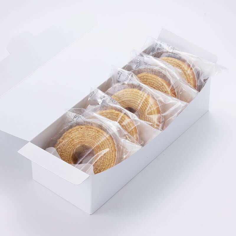 個包装のバウムを箱に詰めてお届けします_やわらかミニバウム(5個入)