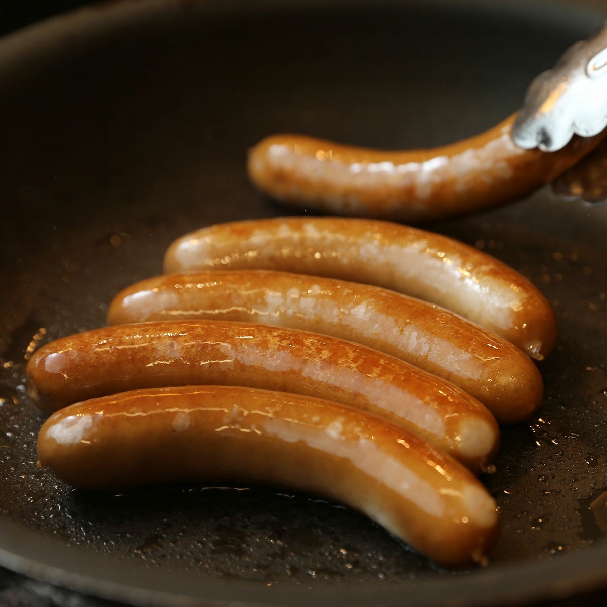 ボイルしてからフライパンで焼くとジューシーな仕上がりに_ソーセージ2種セット