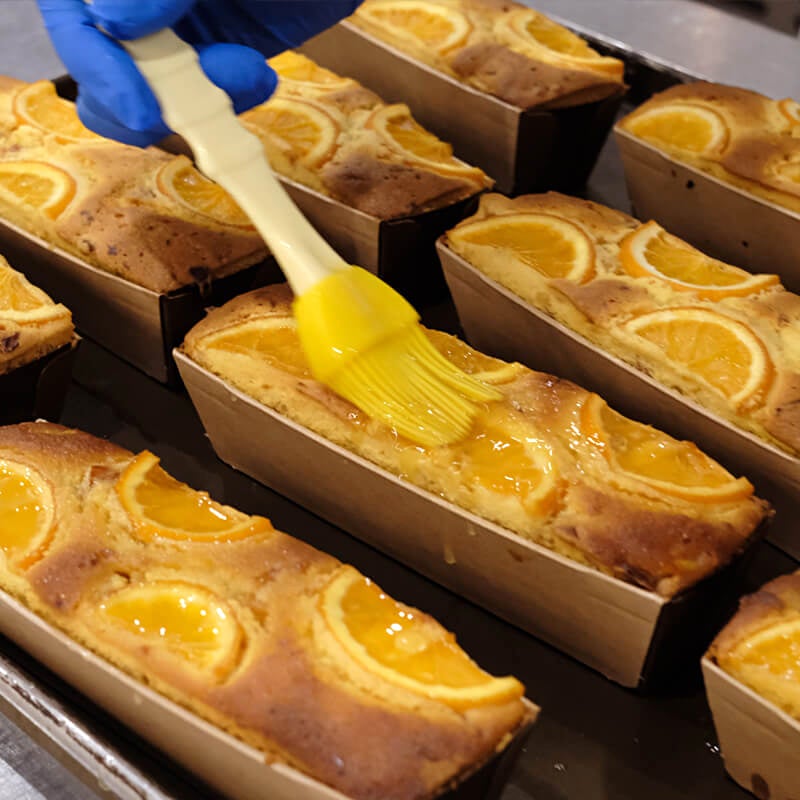 仕上げにリキュールを染み込ませた、小さくても味は本格派のパウンドケーキ